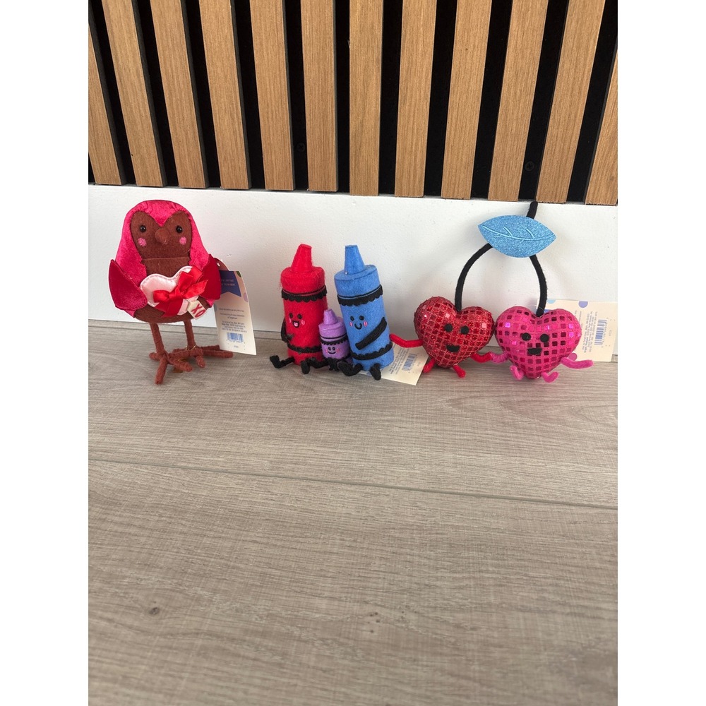 Spirtz target boxter bird, crayon, family decor and cherry heart decor new